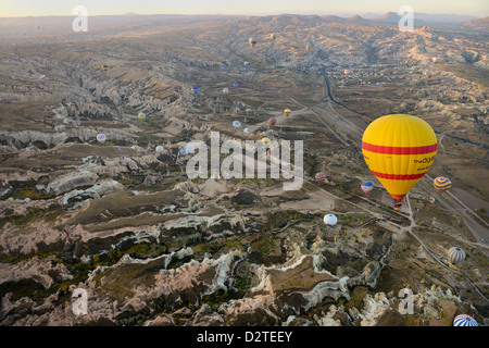 Vista aerea di Zelve Valley con Rose Rosse e valli e di Goreme Uchisar alla prima luce da una mongolfiera Cappadocia Turchia Foto Stock