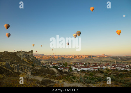 Mongolfiera in vista di Cavusin con abbandonato casa grotta chiesa di Goreme e il Parco Nazionale di Cappadocia Turchia Foto Stock