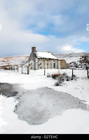 Yorkshire Dales paesaggi fienile abbandonati nella neve invernale ingleborough Foto Stock