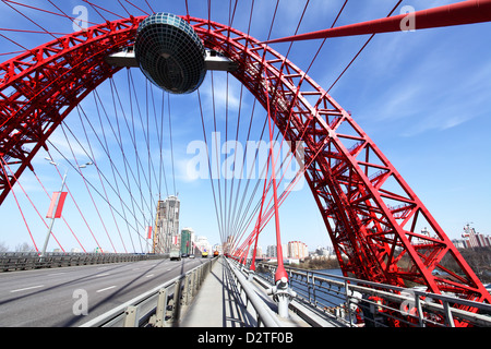 Moderno ponte di sospensione. Mosca. La Russia Foto Stock