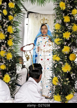 Colorata processione in Oaxaca de Juarez, Messico la notte del gennaio 31st, 2013, celebra la Madonna delle candele; Nuestra Señora de la Candelaria. Messicano Teenage ragazza vestita come la vergine, tenendo candela & baby doll Gesù è portato attraverso le strade nel suo santuario. Foto Stock