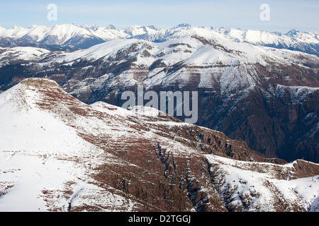 VISTA AEREA. Cima di Tête de Rigaud (a sinistra) sopra la Gola del Cians e le Alpi del Mercantour all'orizzonte. Il backcountry della Costa Azzurra, Francia. Foto Stock