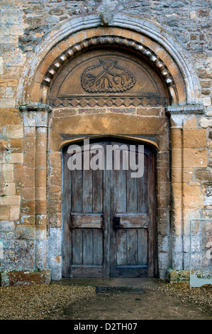 La porta nord, la chiesa di San Pietro, Dumbleton, Gloucestershire, Regno Unito Foto Stock