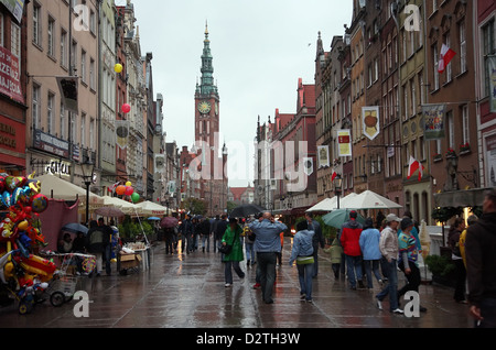 Gdansk, Polonia, visto attraverso la lunga strada e il Municipio Rechtstaedtische Foto Stock