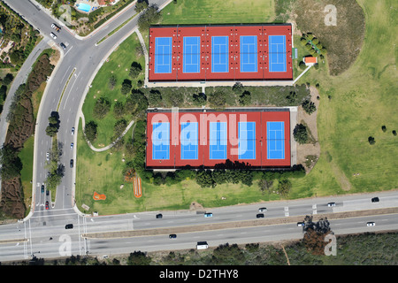 VISTA AEREA VERTICALE. Campi da tennis lungo la Pacific Coast Highway 1. Malibu, Los Angeles County, California, USA. Foto Stock