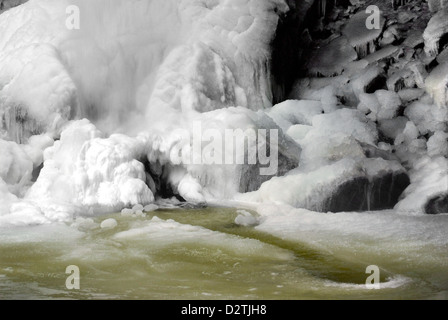 Yorshire dales waterfalles in inverno la neve Foto Stock