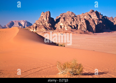 Il deserto giordano a Wadi Rum o a valle della luna Foto Stock