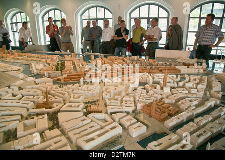 Amburgo, Germania, i turisti guardano un modello della città di Amburgo e la HafenCity Foto Stock