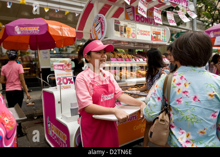Bangkok, Thailandia, a livello di strada di Dunkin Donuts sulla Sala Daeng Street Festival Foto Stock