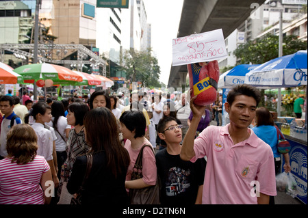 Bangkok, Thailandia, sulla folla-Sala Daeng Street Festival Foto Stock