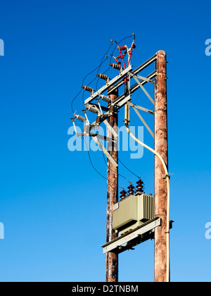 Montaggio su palo elettrico a media tensione del trasformatore di potenza Foto Stock