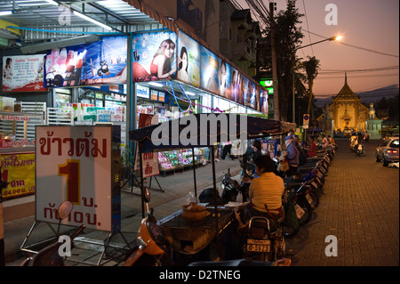 Chiang Mai, Thailandia, al Ratchadamnoen Road Daemmmerung Foto Stock