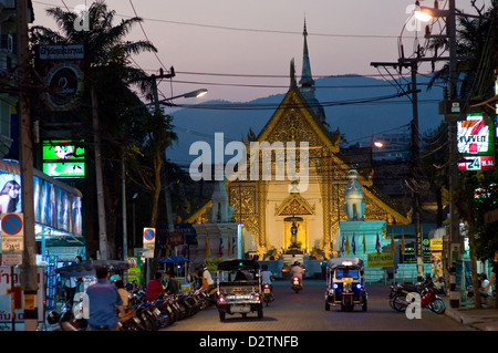 Chiang Mai, Thailandia, il vivace Ratchadamnoen strada per il tempio di Wat Phra Sing nella luce della sera Foto Stock