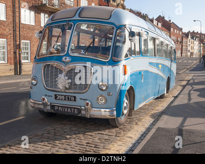 1958 Bedford SB3 Duple Vega 41 posti in pullman Whitby dove è normalmente utilizzata per i turisti, qui a quanto pare per un matrimonio Foto Stock