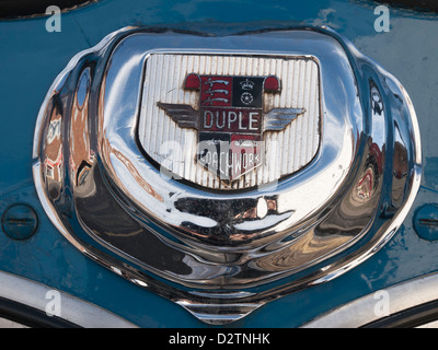 Il Badge del coach azienda edile Duple su un 1958 Bedford SB3 41 posti in pullman Whitby Foto Stock