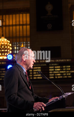 La città di New York, Stati Uniti d'America, 1 febbraio 2013. Ex U. S. poeta laureato Billy Collins la lettura di due delle sue poesie in per la celebrazione del centenario di Grand Central Terminal, uno dei quali è stato scritto per l'occasione. Foto Stock