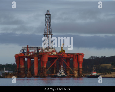 Il Delfino Borgston oil rig di essere manovrato dal bacino di carenaggio al Nigg energy Park, sul Cromarty Firth in Oriente Ross. Foto Stock