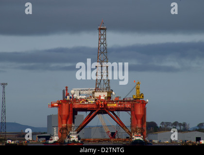 Il Delfino Borgston oil rig di essere manovrato dal bacino di carenaggio al Nigg energy Park, sul Cromarty Firth in Oriente Ross. Foto Stock