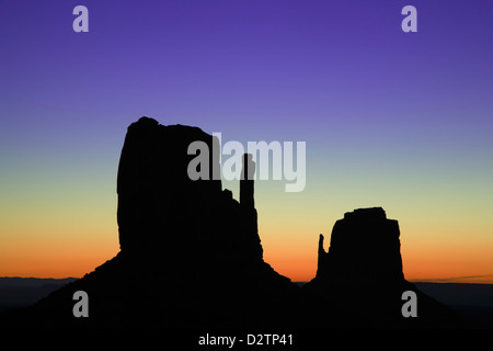 Le muffole stagliano contro il cielo mattutino, Monument Valley, Arizona Utah USA di confine Foto Stock