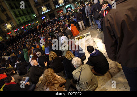 Dimostrazione della "indignados' stasera a Barcellona contro le ultime notizie di bonus segreti in spagnolo governtment. La manifestazione si è conclusa in Sant jaume square di Barcellona. Foto Stock