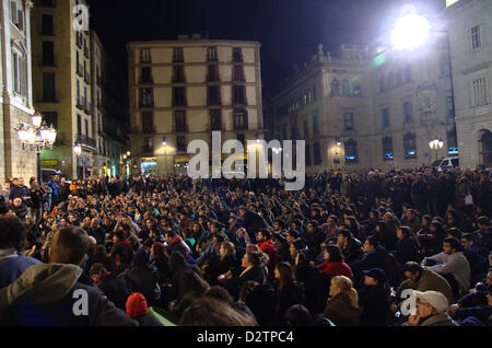 Dimostrazione della "indignados' stasera contro il segreto dei bonus in spagnolo governtment e la corruzione. La manifestazione si è conclusa in Sant Jaume square di Barcellona. Foto Stock