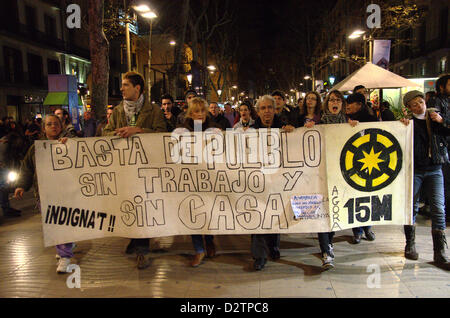 Dimostrazione della "indignados' stasera contro il segreto dei bonus in spagnolo governtment e la corruzione. La manifestazione si è conclusa in Sant Jaume square di Barcellona. Foto Stock