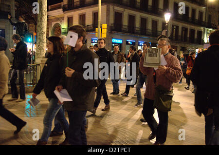 Dimostrazione della "indignados' stasera contro il segreto dei bonus in spagnolo governtment e la corruzione. La manifestazione si è conclusa in Sant Jaume square di Barcellona. Foto Stock