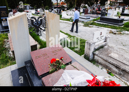 Tomba di Enver Hoxha dittatore comunista di Albania presso il Cimitero di Sharra dove il suo corpo è stato spostato senza grandezza nel 1992. Foto Stock