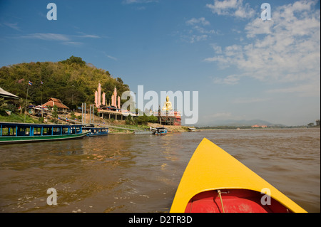 Sop Ruak, Thailandia, una barca sul fiume Mekong, in background Sop Ruak Foto Stock