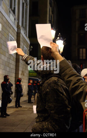 Dimostrazione della "indignados' stasera contro il segreto dei bonus in spagnolo governtment e la corruzione. La manifestazione si è conclusa in Sant Jaume square di Barcellona. Le buste che la gente mostra è il punto in cui il denaro è stato. Foto Stock