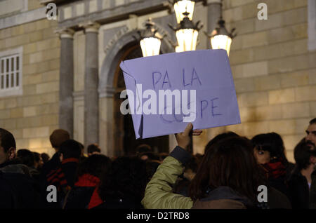 Dimostrazione della "indignados' stasera contro il segreto dei bonus in spagnolo governtment e la corruzione. La manifestazione si è conclusa in Sant Jaume square di Barcellona. Il cartello dice 'Pa la Cospe' che significa che questa busta di somme è di Maria Dolores de Cospedal, secondo in importanza del governo spagnolo. Foto Stock