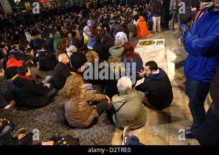 Dimostrazione della "indignados' stasera contro il segreto dei bonus in spagnolo governtment e la corruzione. La manifestazione si è conclusa in Sant Jaume square di Barcellona. Foto Stock