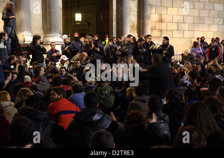 Dimostrazione della "indignados' stasera contro il segreto dei bonus in spagnolo governtment e la corruzione. La manifestazione si è conclusa in Sant Jaume square di Barcellona. Foto Stock