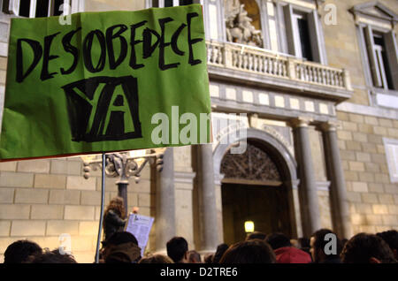 Dimostrazione della "indignados' stasera contro il segreto dei bonus in spagnolo governtment e la corruzione. La manifestazione si è conclusa in Sant Jaume square di Barcellona. Il cartello dice 'disobey ora'. Foto Stock