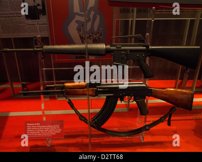 Armi di guerra del Vietnam - American M16 mitragliatrice accanto al russo AK47 alla LBJ museo presidenziale di Austin in Texas Foto Stock