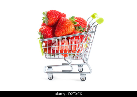 Fragole fresche in piccoli carrello Foto Stock