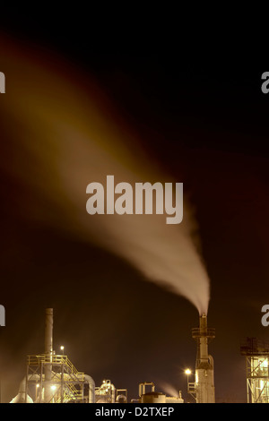 Pile di fumo durante la notte con emissioni sfocato Foto Stock