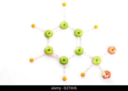 Frutti e nastro di misurazione nella struttura molecolare Foto Stock