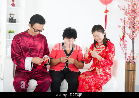 Famiglia cinese per celebrare il nuovo anno lunare Foto Stock