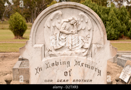 Angelo sculture su pietra tombale Foto Stock