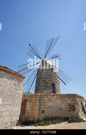 Il mulino a vento sulla strada sale tra Trapani e Marsala, Sicilia, Italia Foto Stock