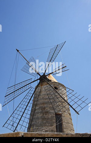Il mulino a vento sulla strada sale tra Trapani e Marsala, Sicilia, Italia Foto Stock