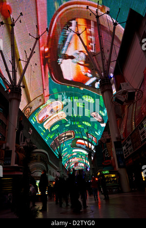 Suono oraria light show più grande del mondo di tettuccio di copertura del tetto quattro blocchi lungo lo schermo video Fremont Street Experience Las Vegas Foto Stock