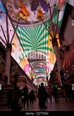 Suono oraria light show più grande del mondo di tettuccio di copertura del tetto quattro blocchi lungo lo schermo video Fremont Street Experience Las Vegas Foto Stock