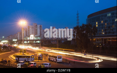 Il traffico su strada di notte, IFFCO Chowk, Gurgaon, Haryana Foto Stock