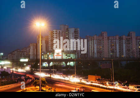 Il traffico su strada di notte, IFFCO Chowk, Gurgaon, Haryana Foto Stock