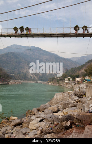 India, Rishikesh. Passerella sul Gange Ganga (fiume). Foto Stock