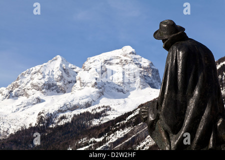 Montagna Jalovec in condizioni invernali con abbondanza di neve e monumento. Julius Kugy era un alpinista, scrittore, botanico, umanista, avvocato e ufficiale. Foto Stock
