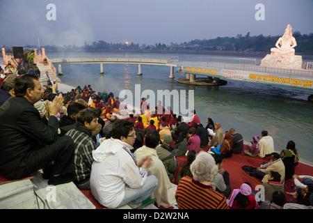 India, Rishikesh. Sunset culto (Aarti) sulle rive del Gange (Ganga) a Parmarth Niketan Ashram. Signore Shiva sulla destra. Foto Stock