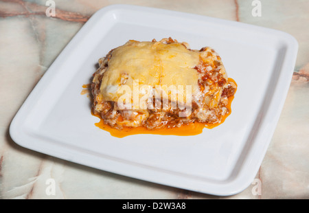 Lasagne su una piastra bianca Foto Stock